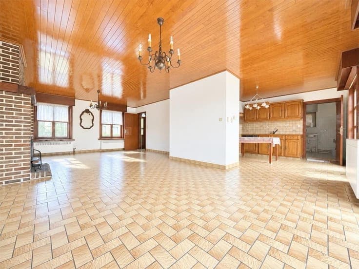 Vrijstaande woning op ruim perceel (1.042 m²) met twee ga...