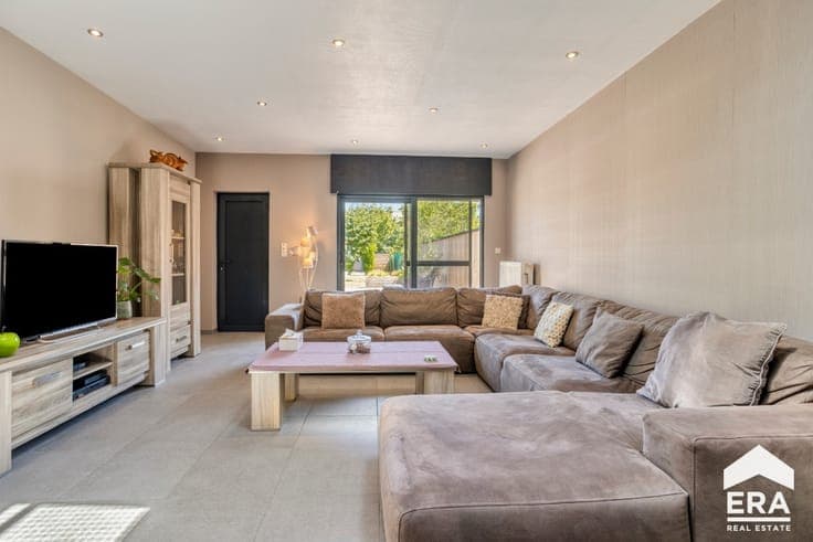 Charming home with a deep garden in Sint-Andries