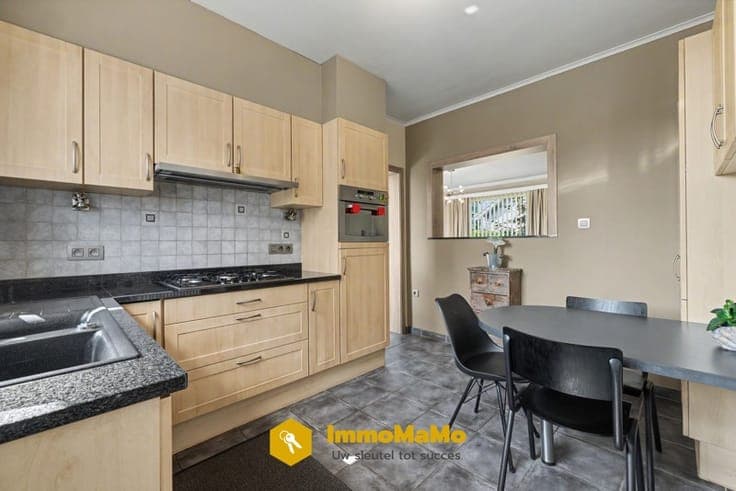 VERKOCHT - OPEN BEBOUWING MET 3 SLAAPKAMERS, GARAGE EN RU...