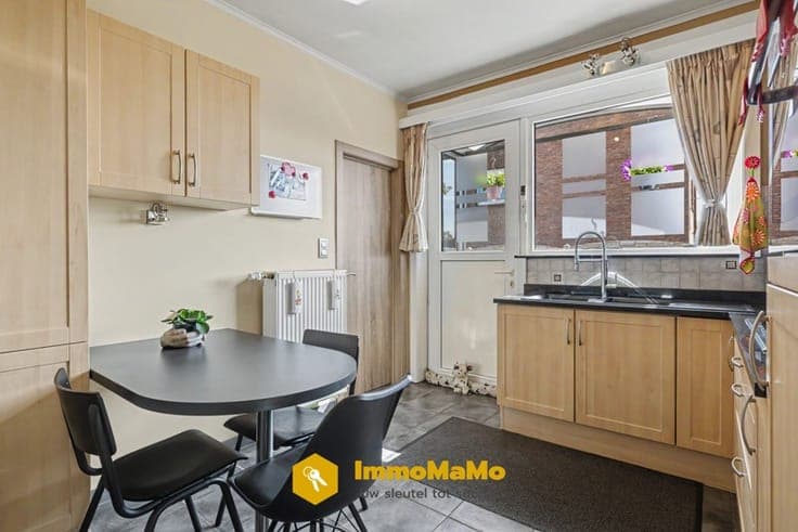VERKOCHT - OPEN BEBOUWING MET 3 SLAAPKAMERS, GARAGE EN RU...