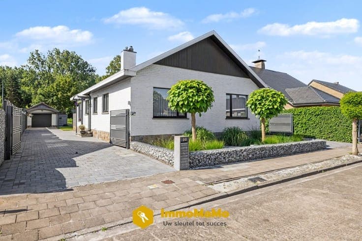 VERKOCHT - OPEN BEBOUWING MET 3 SLAAPKAMERS, GARAGE EN RU...