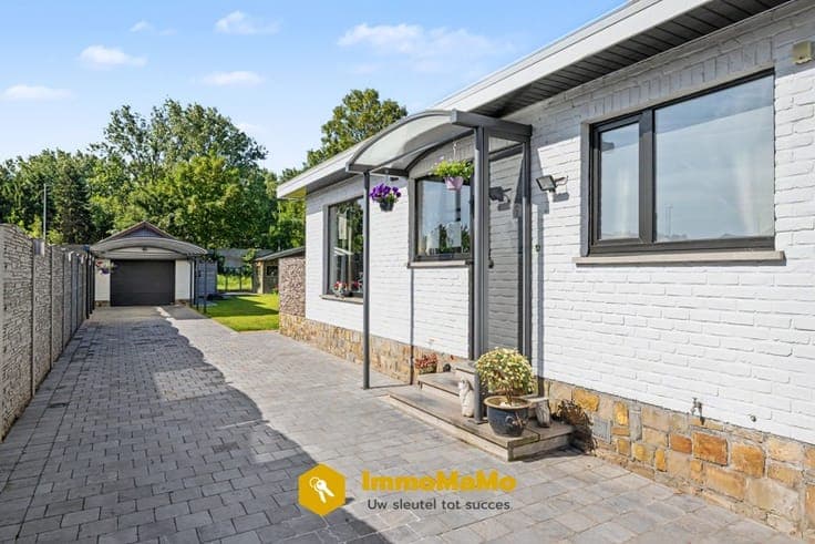 VERKOCHT - OPEN BEBOUWING MET 3 SLAAPKAMERS, GARAGE EN RU...