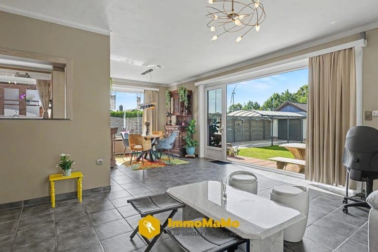 VERKOCHT - OPEN BEBOUWING MET 3 SLAAPKAMERS, GARAGE EN RU...
