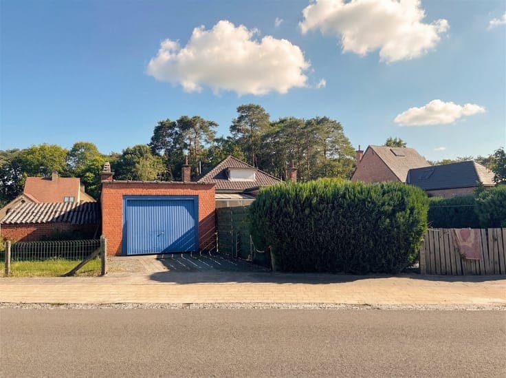 Prime located house in need of renovation on 7a 95ca!