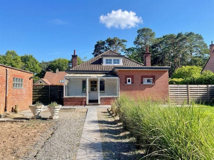 Prime located house in need of renovation on 7a 95ca!