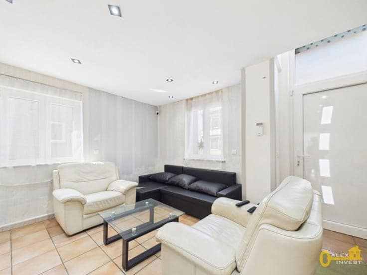 2-bedroom house with GARAGE and courtyard