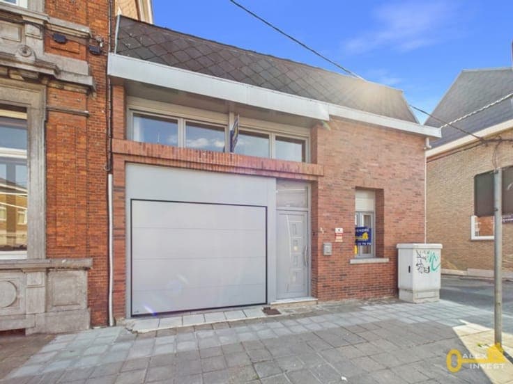 2-bedroom house with GARAGE and courtyard