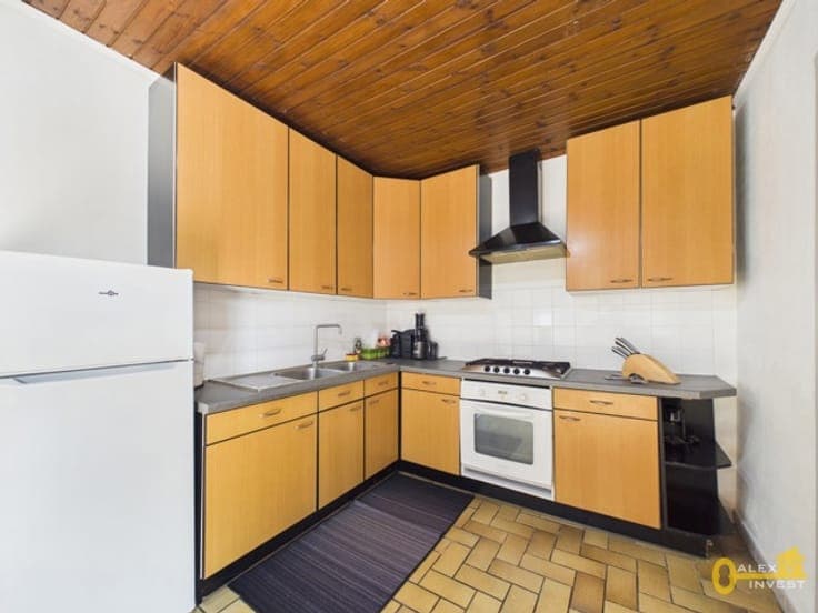 2-bedroom house with GARAGE and courtyard