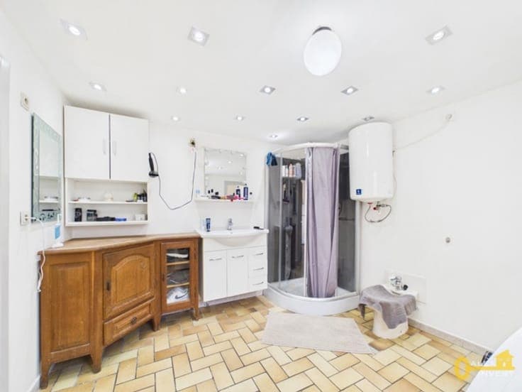 2-bedroom house with GARAGE and courtyard