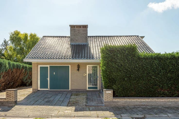Detached bungalow with garage and south-facing garden