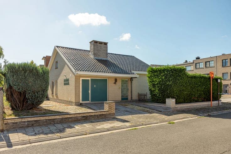 Detached bungalow with garage and south-facing garden