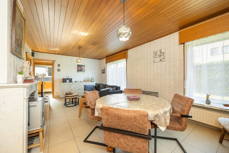 Detached bungalow with garage and south-facing garden