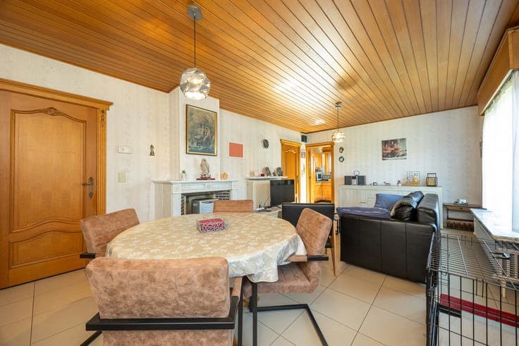Detached bungalow with garage and south-facing garden