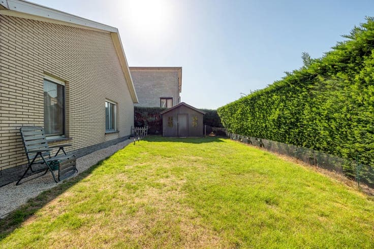 Detached bungalow with garage and south-facing garden