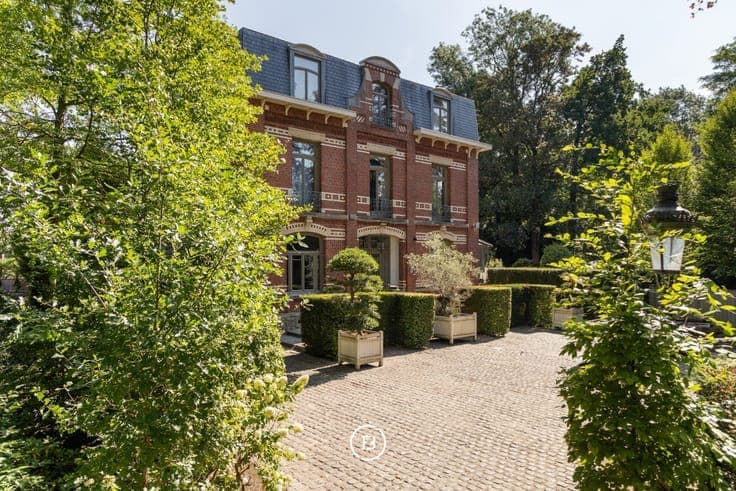 Unique estate