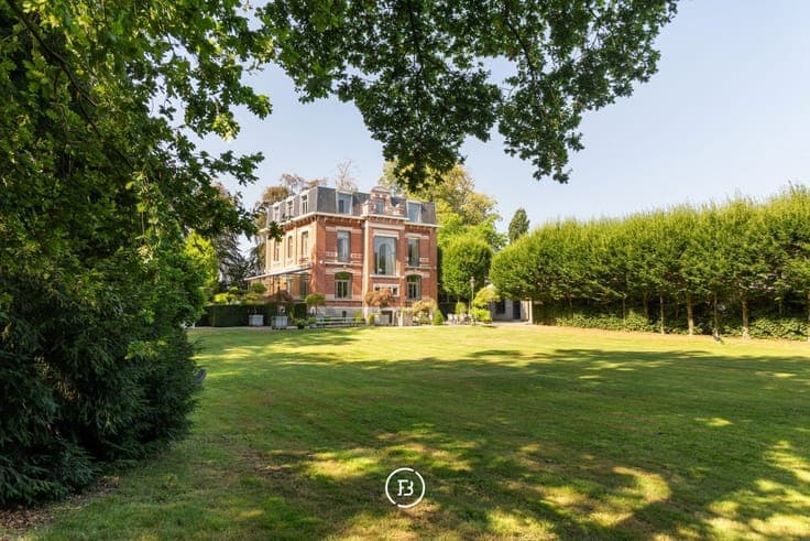 Unique estate