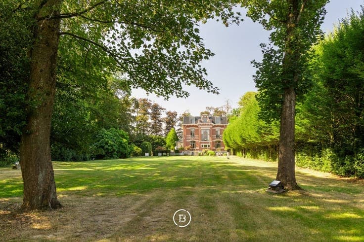 Unique estate
