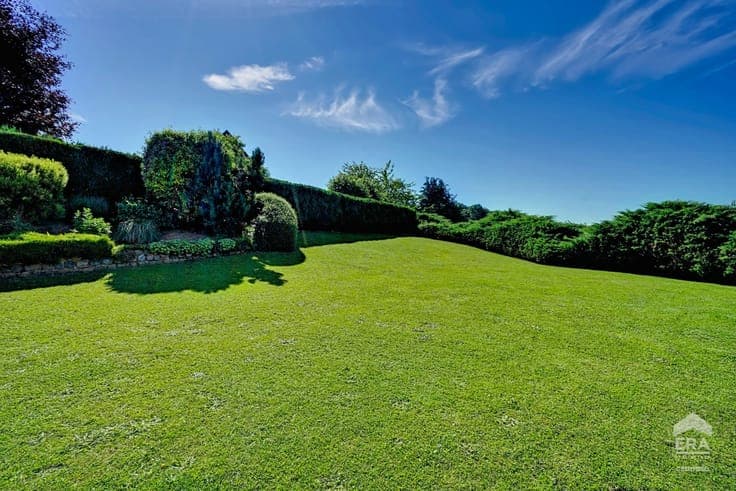 SPACIOUS VILLA AT THE END OF A QUIET CUL-DE-SAC!