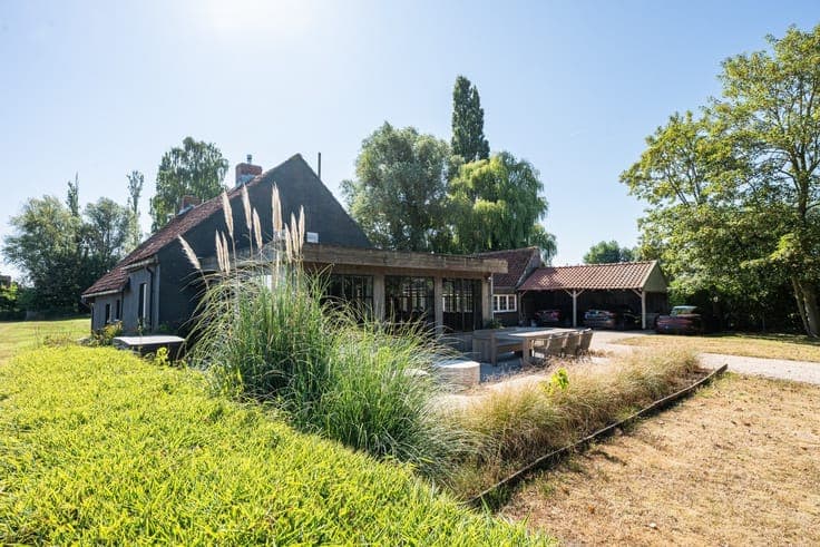 Karaktervolle hoeve op een uitzonderlijke locatie in Adegem