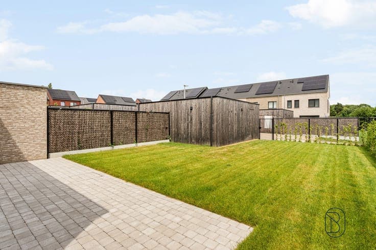 Recente halfopen bebouwing met 4 slaapkamers, tuin en garage