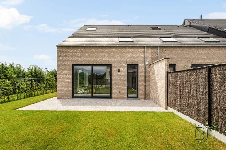 Recente halfopen bebouwing met 4 slaapkamers, tuin en garage