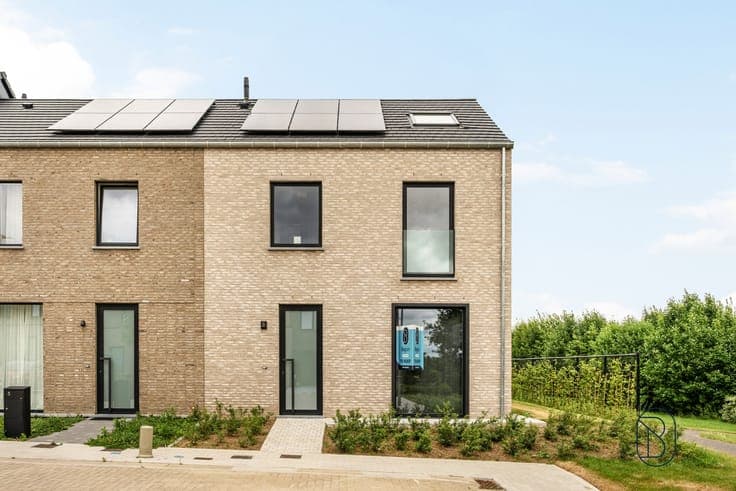 Recente halfopen bebouwing met 4 slaapkamers, tuin en garage