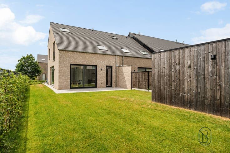 Recente halfopen bebouwing met 4 slaapkamers, tuin en garage