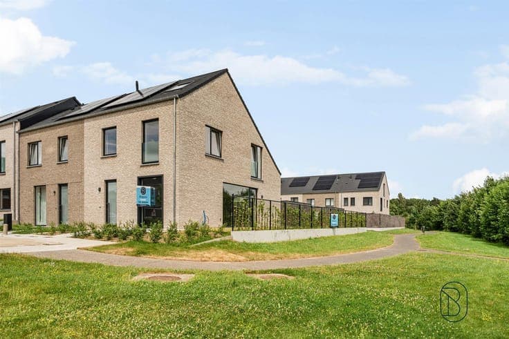 Recente halfopen bebouwing met 4 slaapkamers, tuin en garage