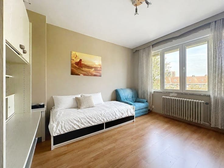 4 bedroom house, garden, 2 garages and parking