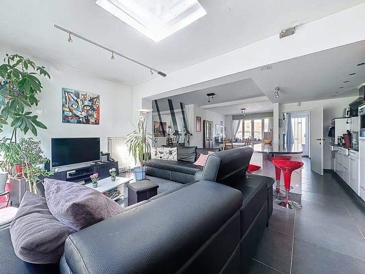4 bedroom house, garden, 2 garages and parking