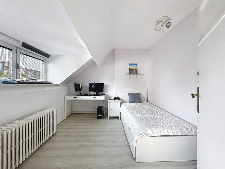 4 bedroom house, garden, 2 garages and parking