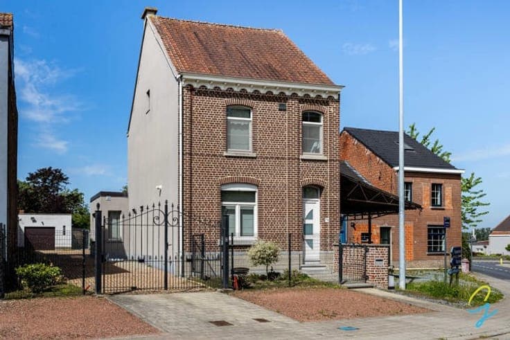 A ready-to-move-in with 4 bedrooms and 2 bathrooms