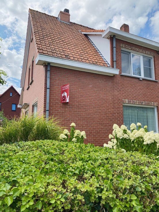 Elegante hoekwoning met tuin en 3 slaapkamers.