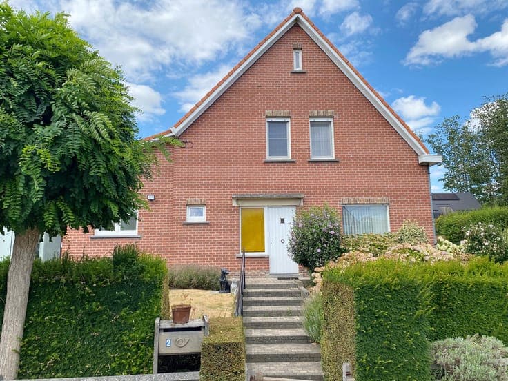 Elegante hoekwoning met tuin en 3 slaapkamers.