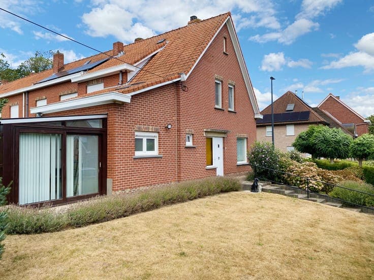 Elegante hoekwoning met tuin en 3 slaapkamers.