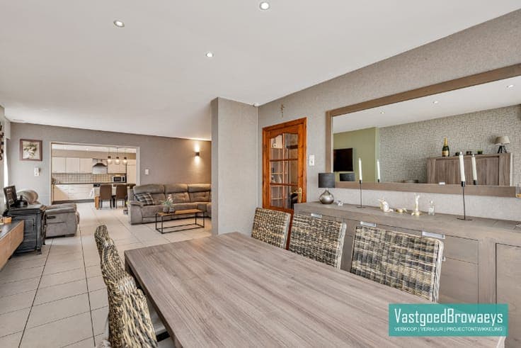 Ruime en veelzijdige woning met zongerichte tuin in Leeuw...