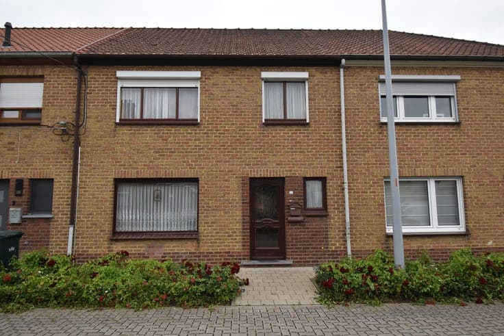 Mooi gelegen, te moderniseren woning met 3 slaapkamers.