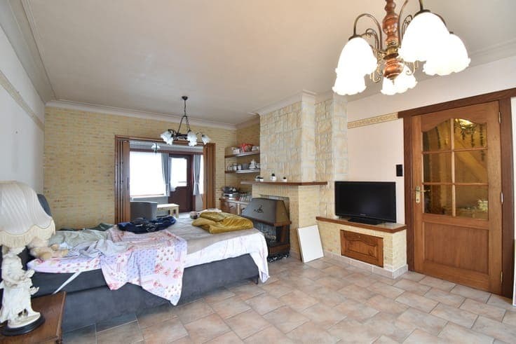 Mooi gelegen, te moderniseren woning met 3 slaapkamers.