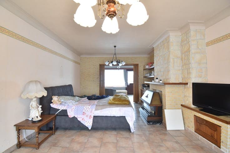 Mooi gelegen, te moderniseren woning met 3 slaapkamers.