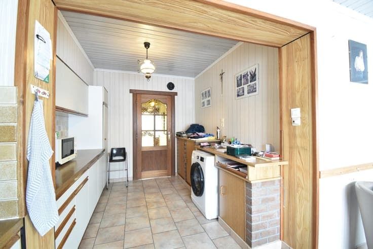 Mooi gelegen, te moderniseren woning met 3 slaapkamers.