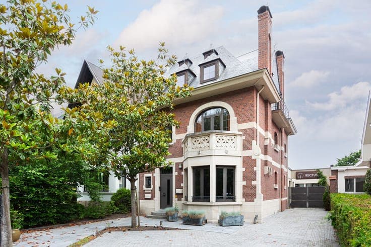 Architectural house with versatile space