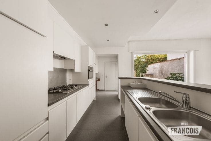 Charming family home with garage in a prime location in Sin…