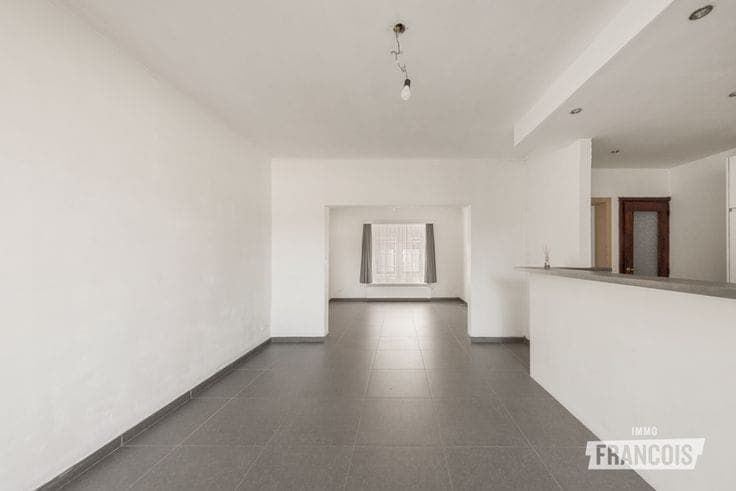 Charming family home with garage in a prime location in Sin…
