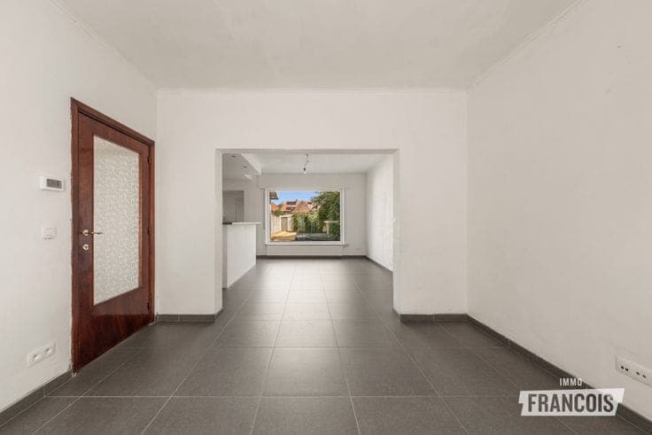 Charming family home with garage in a prime location in Sin…