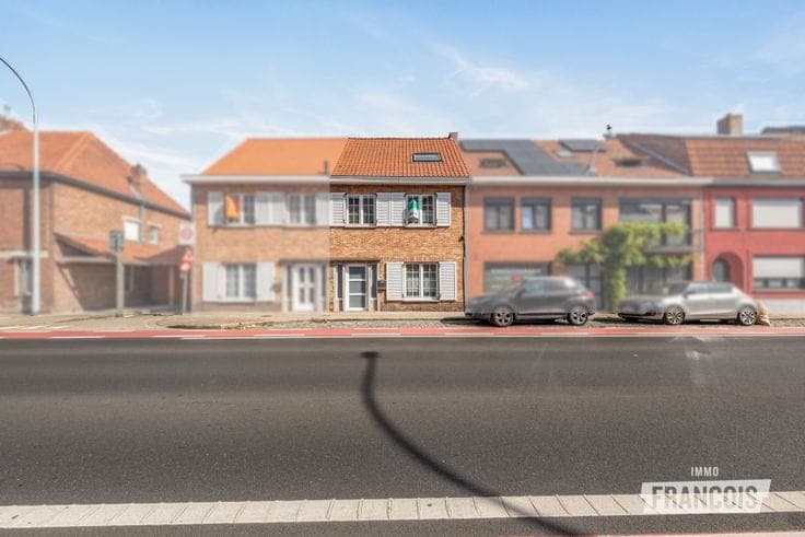 Charming family home with garage in a prime location in Sin…