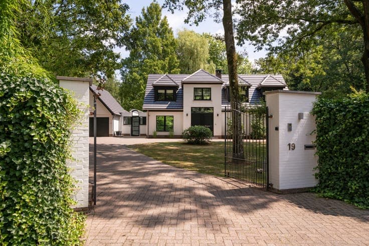 Timeless villa on a spacious, wooded plot in Kapellen