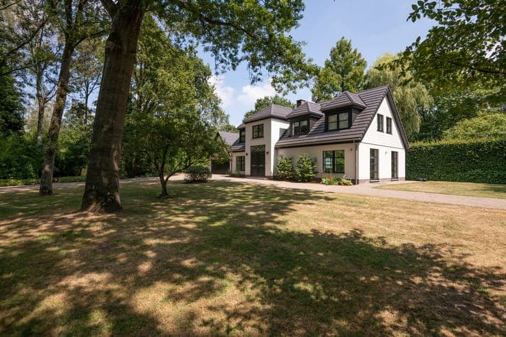Timeless villa on a spacious, wooded plot in Kapellen