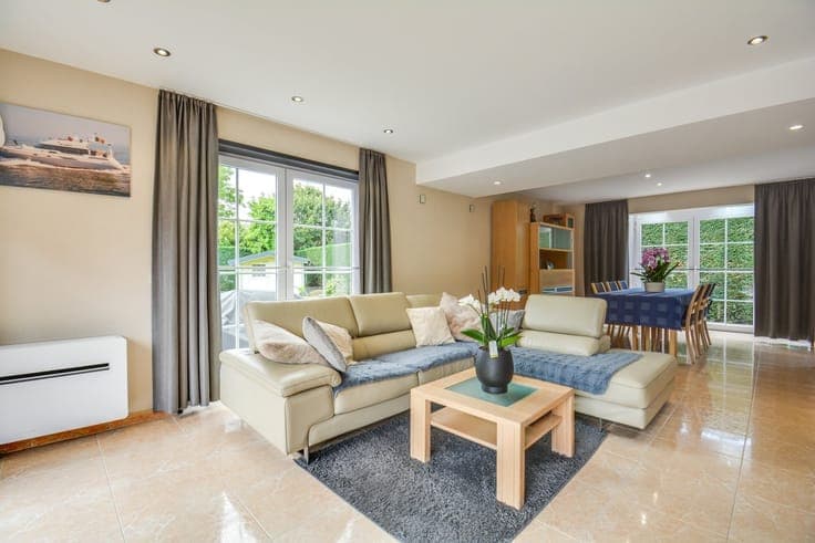 Spacious modern open building in quiet residential area in E