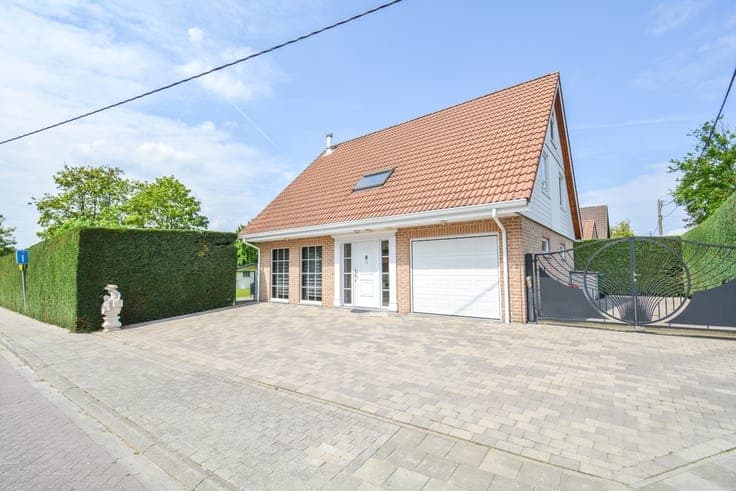 Spacious modern open building in quiet residential area in E