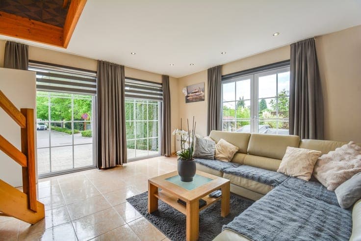 Spacious modern open building in quiet residential area in E